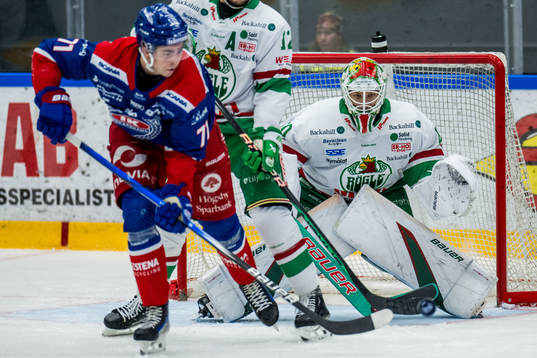 Oskarshamns Viktor Lodin och Rögles målvakt Petr Kvaca