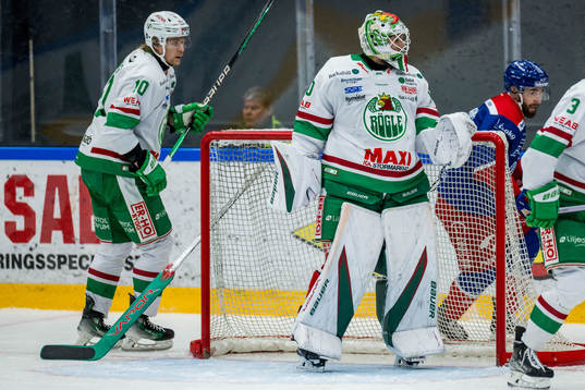 Rögles målvakt Petr Kvaca utan sin klubba