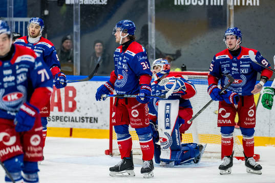 Oskarshamns Ahti Oksanen och Oscar Engsund, målvakt Marek