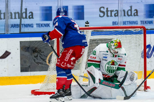 Oskarshamns Olli Palola och Rögles målvakt Petr Kvaca