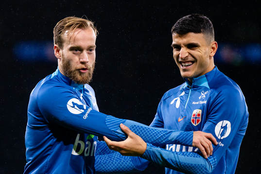 Bård Finne and Mohamed Elyounoussi of the Norwegian