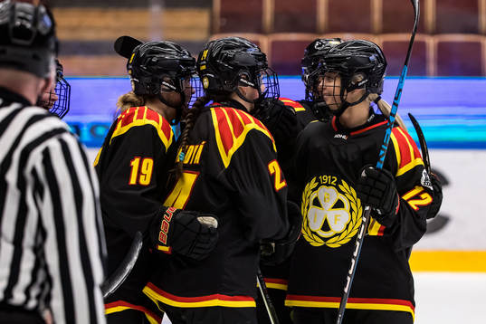 Brynäs IFs Mina Waxin jublar