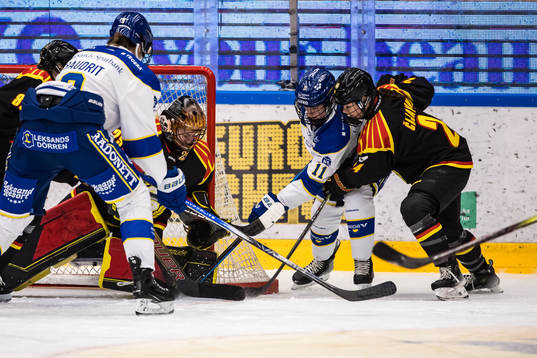 Brynäs IFs målvakt Klara Peslarova och Sara Cajanova och