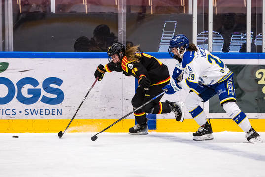 Brynäs IFs Moa Wernblom och Leksands IFs Courtney Vorster