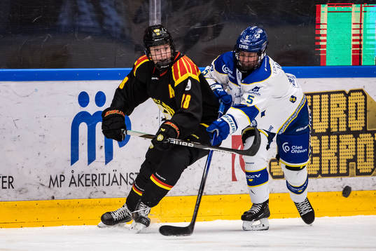 Brynäs IFs Jenny Antonsson och Leksands IFs Nathalie Lidman