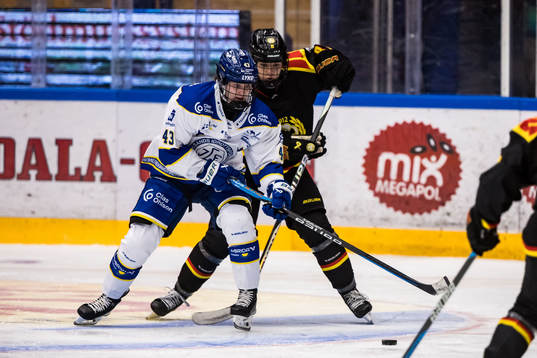 Leksands IFs Aino Karppinen och Brynäs IFs Noemi