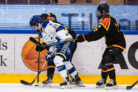 Leksands IFs Tatum Amy och Brynäs IFs Mina Waxin