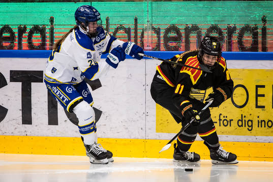 Leksands IFs Tatum Amy och Brynäs IFs Noemi Neubauerova