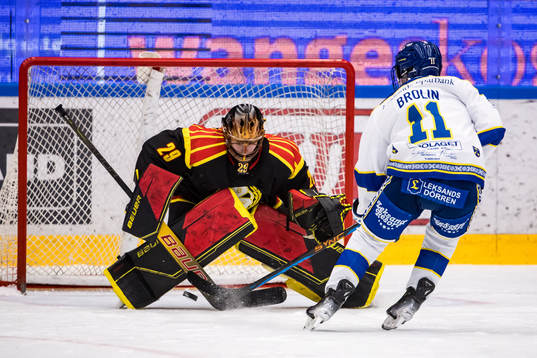Brynäs IFs målvakt Klara Peslarova och Leksands IFs Fanny