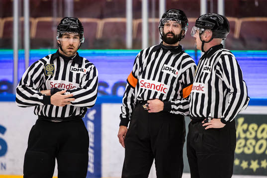 Domare Andreas Wikström och Linjedomare Ludvig Vildö och