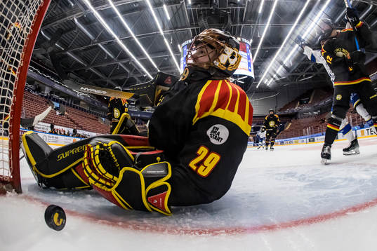 1-1 bakom Brynäs målvakt Klara Peslarova