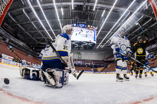 Leksands målvakt Emma Polusny och Leksands Aino Karppinen