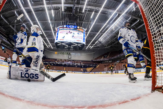 Leksands målvakt Emma Polusny och Leksands Aino Karppinen