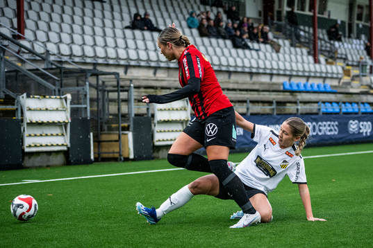 Brommapojkarnas Tuva Norell och Häckens Novalie Jensen