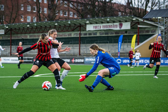 Brommapojkarnas Tuva Norell och målvakt Hanna Skogsfors