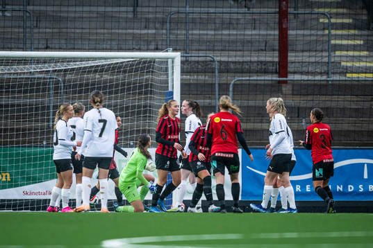 Brommapojkarnas Tuva Norell jublar med lagkamrater