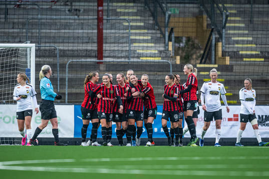 Brommapojkarnas Tuva Norell jublar med lagkamrater