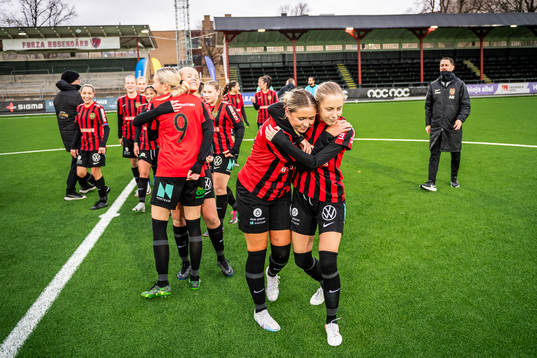 Brommapojkarnas spelare jublar