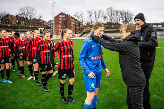 Brommapojkarnas målvakt Hanna Skogsfors tar emot