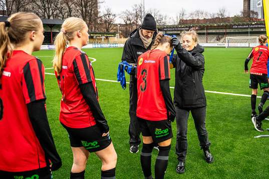 Brommapojkarnas spelare tar emot bronsmedalj