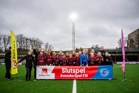 Brommapojkarnas spelare och ledare jublar