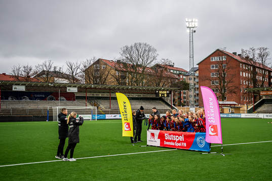 Brommapojkarnas spelare och ledare jublar