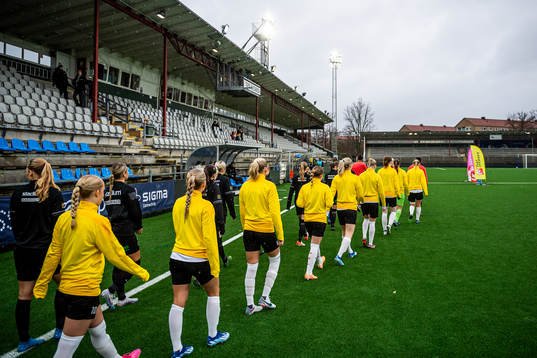 Brommapojkarnas och Häckens spelare gör entré till