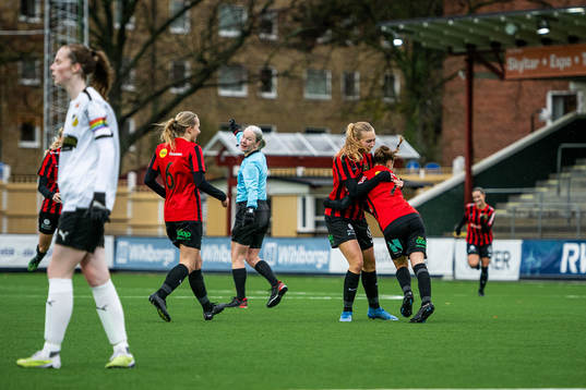 Brommapojkarnas Alice Bååthe jublar
