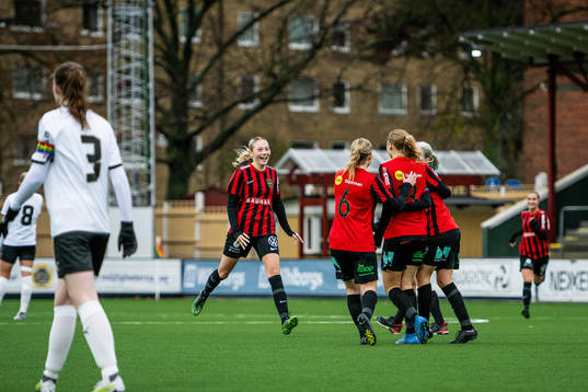 Brommapojkarnas Alice Bååthe jublar med lagkamrater