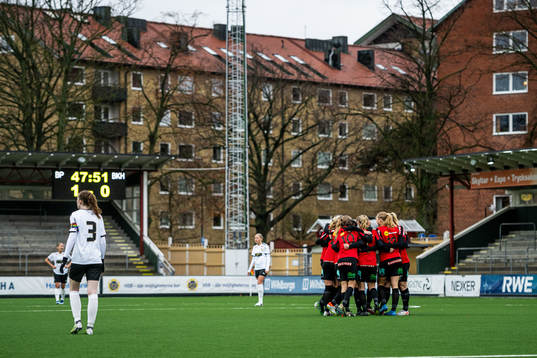 Brommapojkarnas Alice Bååthe jublar med lagkamrater