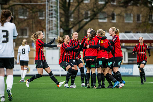 Brommapojkarnas Alice Bååthe jublar med lagkamrater