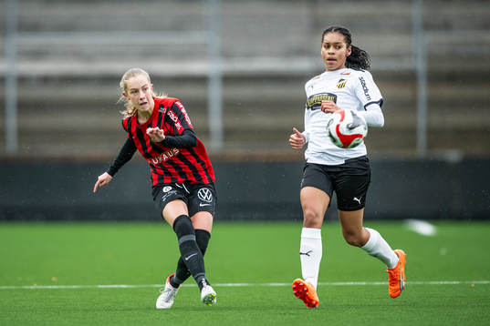 Brommapojkarnas Tuva Thulin och Häckens Stella Oyoko