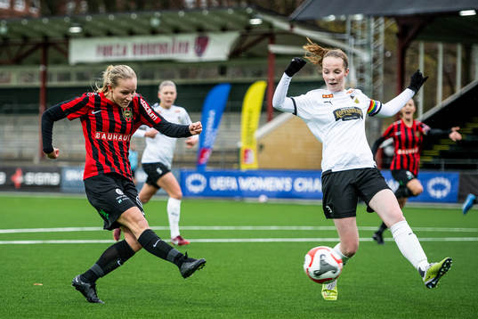 Brommapojkarnas Klara Bengtsson och Häckens Ida Nordgren