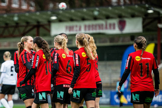 Brommapojkarnas Klara Bengtsson jublar med lagkamrater