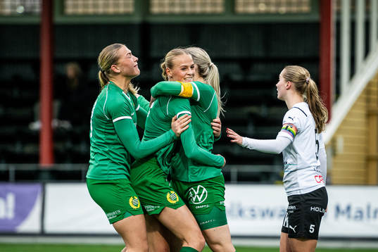 Hammarbys Lykke Ihrfelt jublar med lagkamrater