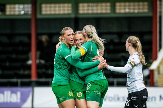Hammarbys Lykke Ihrfelt jublar med lagkamrater
