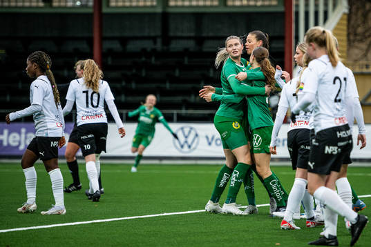 Hammarbys Sonja Windahl jublar med lagkamrater
