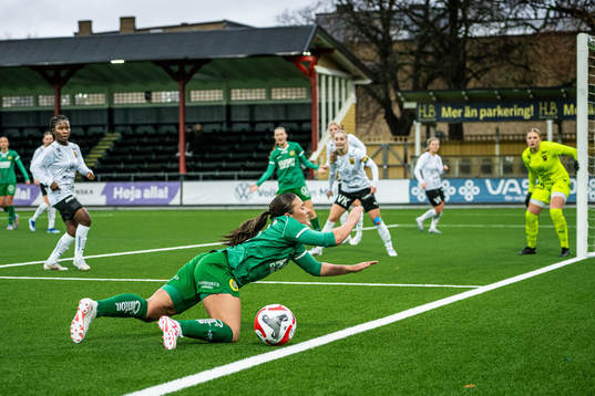 Hammarbys Elli Tsilichristos faller i straffområdet