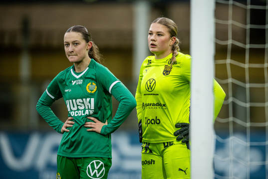 Hammarbys Sonja Windahl och Umeås målvakt Izabelle