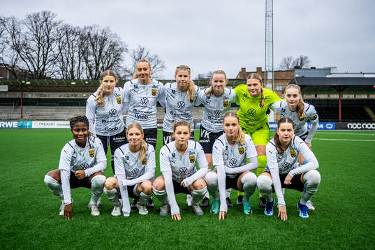 Umeås spelare ställer upp för en lagbild