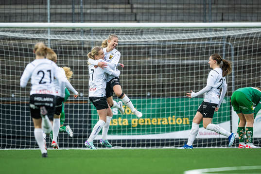 Umeås Inez Amcoff jublar med lagkamrater