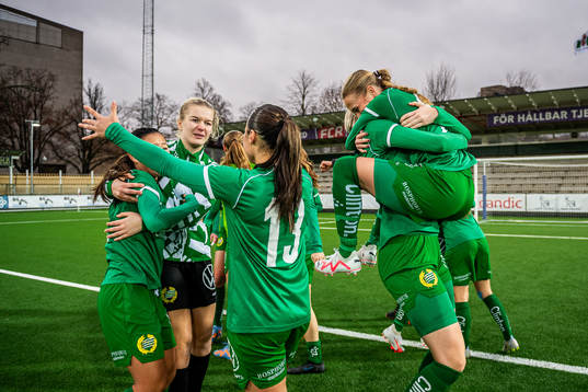 Hammarbys spelare och ledare jublar
