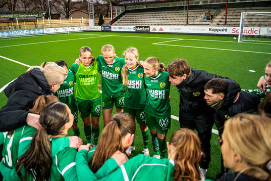 Hammarbys spelare och ledare jublar