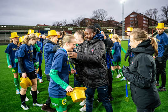Hammarbys Cornelia Cernjul tar emot guldmedalj av FC