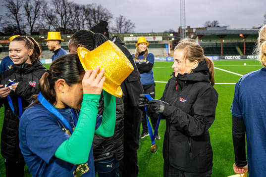 Hammarbys spelare tar emot guldmedaljer av Svenska Spels