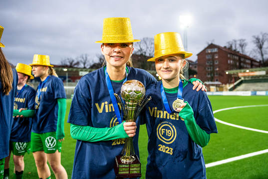 Hammarbys Carmen Cernjul och Cornelia Cernjul jublar