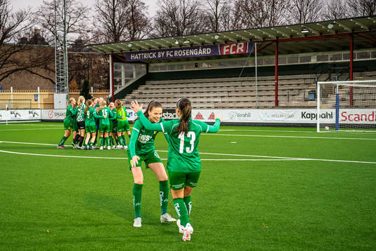 Hammarbys Bella Andersson och Elli Tsilichristos jublar