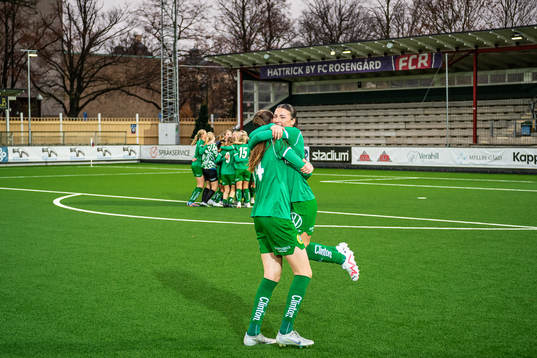 Hammarbys Bella Andersson och Elli Tsilichristos jublar