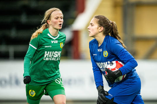 Hammarbys Ebba Lilliehöök och målvakt Nellie Andersson
