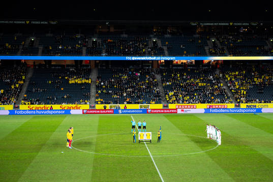 Players of Sweden and Estonia